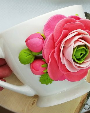 Cană cu ranunculus