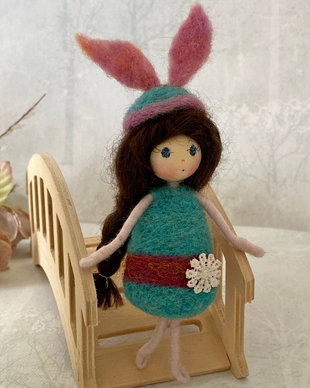 Sweetie- Papusica iepuras din lana impaslita