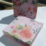 Cutie cadou cu trandafiri pe fond roz pentru set (cercei, colier si inel) aprox Cutie cadou pentru set (cercei, colier si inel) aprox 9x9x2.8 cm
