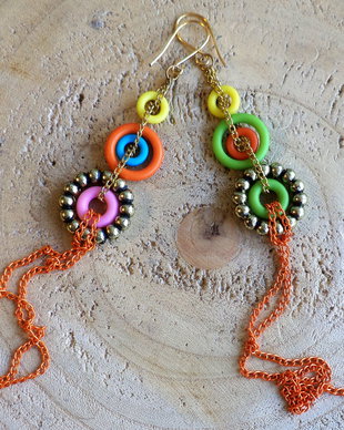 Cercei handmade din zale acrilice si lantisoare colorate - cerceii de vacanta