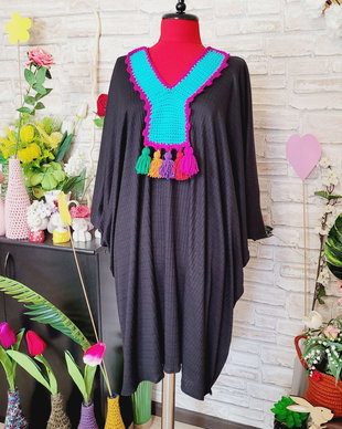 Rochie neagră cu puține accente de culoare