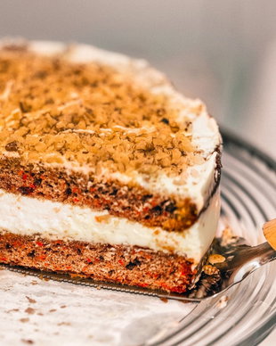 Tort de morcov cu nuca si crema de branza