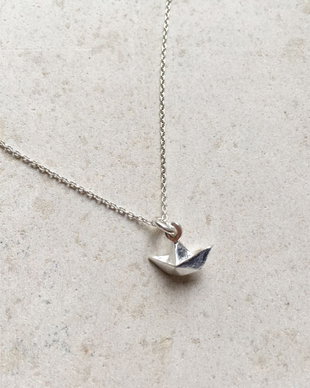 Colier minimalist origami little boat