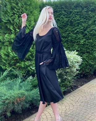 ROCHIE MIDI CU MÂNECI DIN DANTELĂ ȘI BRÂU CU CIUCURI