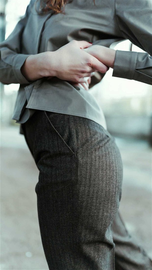Pantaloni conici - cu talie inalta