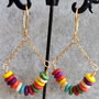 Cercei handmade din sarma si margelute din howlite multicolore