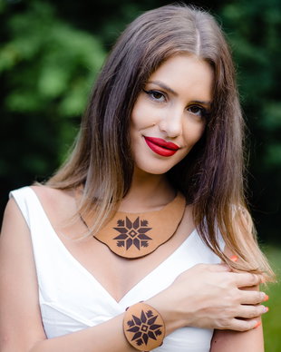Set din piele cogniac cu motive traditionale florale