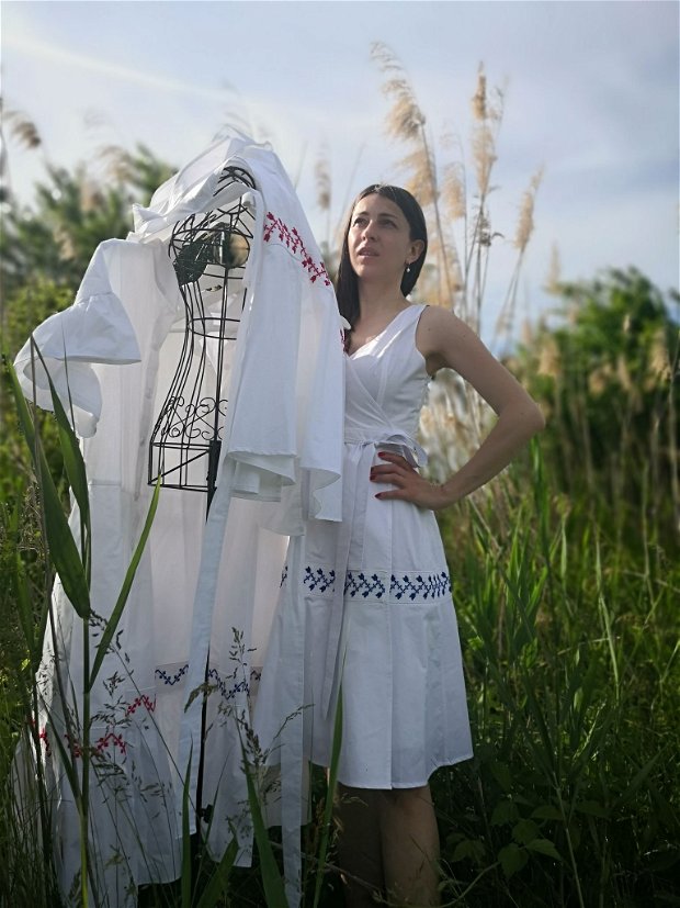 Rochie albă bumbac petrecuta cu motiv tradițional romanesc albastru