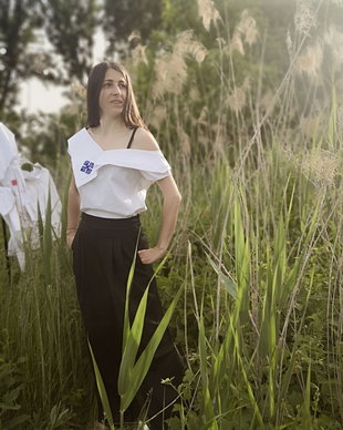Bluza bumbac forme asimetrice pe umăr cu motiv tradițional românesc albastru