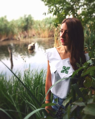 Bluza bumbac forme asimetrice pe umăr cu motiv tradițional românesc verde