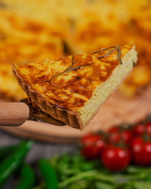 Quiche cu cartofi rasi , smantana , turmeric si cimbru proaspat