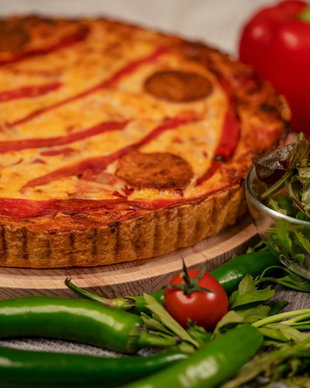 Quiche de ardei copti cu chorizo