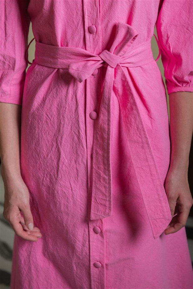 Rochie roz tip camasa cu guler supradimensionat