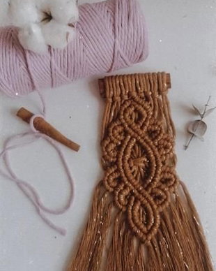 Decoratiune macrame pe bat de scortisoara