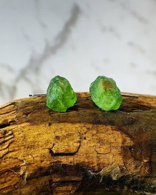 Cercei stud din peridot si argint