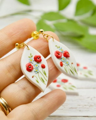 Cercei florali, eleganți, alb și roșu, cu maci și flori de-nu-ma-uita