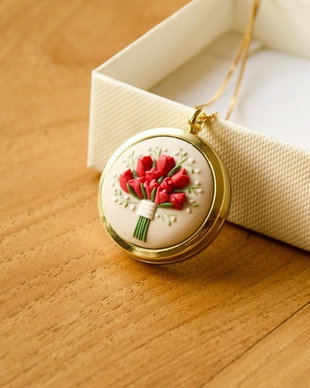 Pandantiv personalizat, floral, cu lalele roșii / Cadou ideal pentru ea