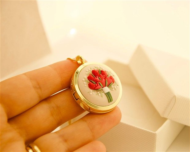 Pandantiv personalizat, floral, cu lalele roșii / Cadou ideal pentru ea