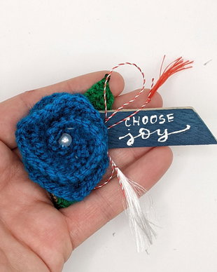 Martisor crosetat CHOOSE JOY