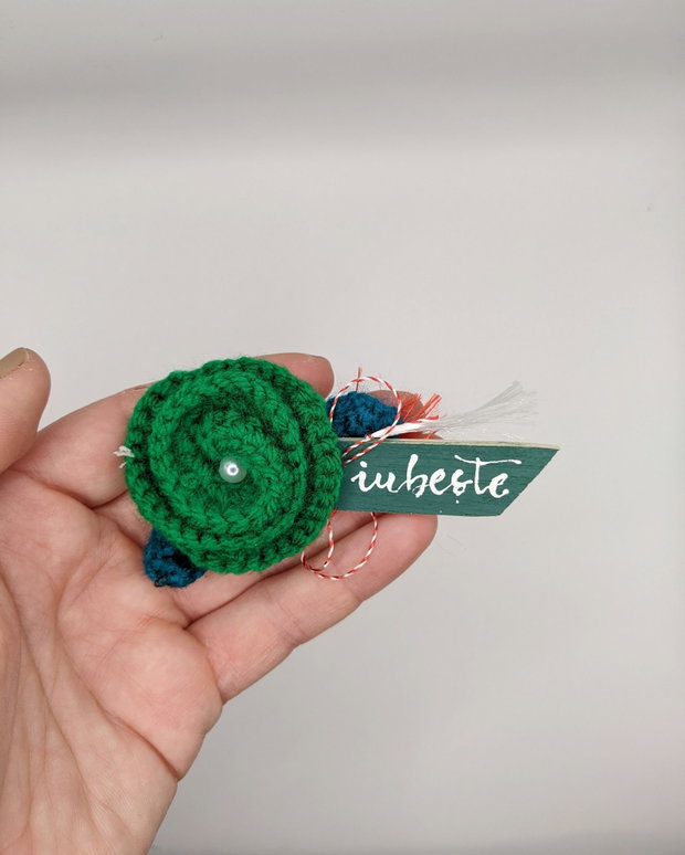 Martisor crosetat iubeste