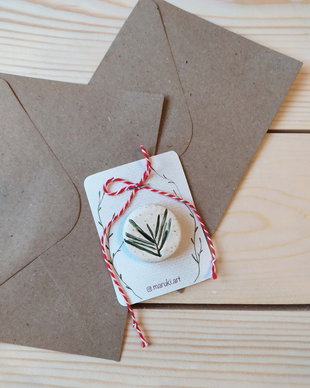 Martisor tip brosa cu amprente de plante