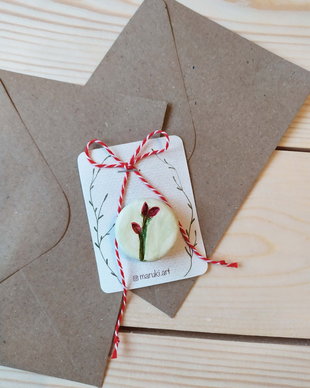 Martisor tip brosa cu amprente de plante