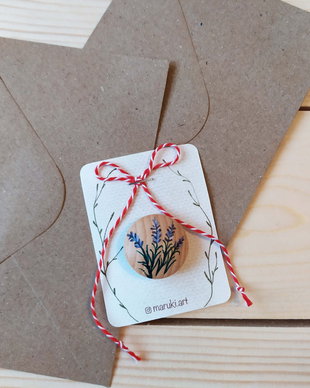 Martisor tip brosa din lemn