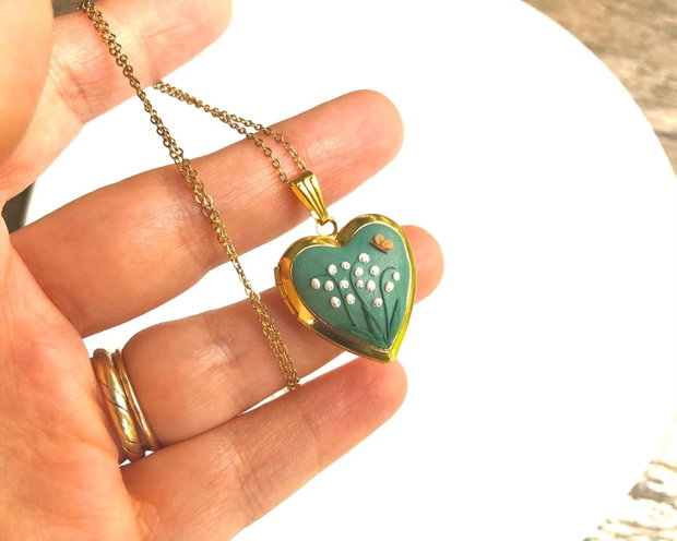 Pandantiv lacramioare pe fundal verde, personalizat cu fotografii si mesaj, cadou ideal pentru mama, 8 martie