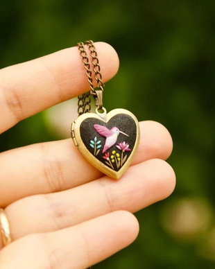 Pandantiv cu flori nu-ma-uita pe fundal alb, personalizat cu fotografii si mesaj, cadou ideal pentru mama, 8 martie