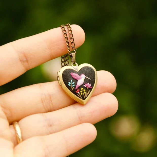 Pandantiv cu flori nu-ma-uita pe fundal alb, personalizat cu fotografii si mesaj, cadou ideal pentru mama, 8 martie