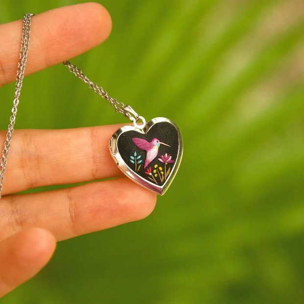 Pandantiv cu flori nu-ma-uita pe fundal alb, personalizat cu fotografii si mesaj, cadou ideal pentru mama, 8 martie
