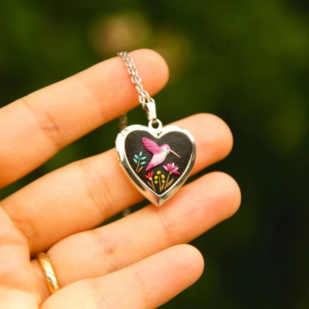 Pandantiv cu flori nu-ma-uita pe fundal alb, personalizat cu fotografii si mesaj, cadou ideal pentru mama, 8 martie