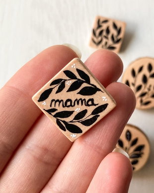 Brosa MAMA din lemn pictata manual