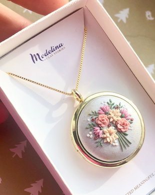 Colier cu flori personalizat cu fotografii in interior si mesaj, Cadou mama