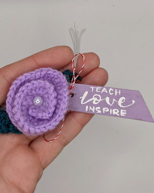 Martisor crosetat TEACH LOVE INSPIRE