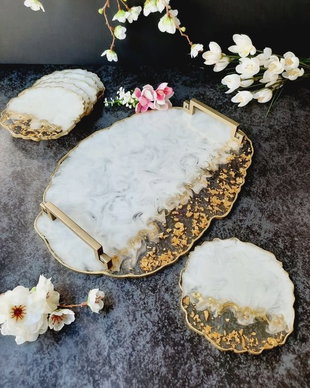 White with a twist - Oval Tray and 6 Resin Coasters