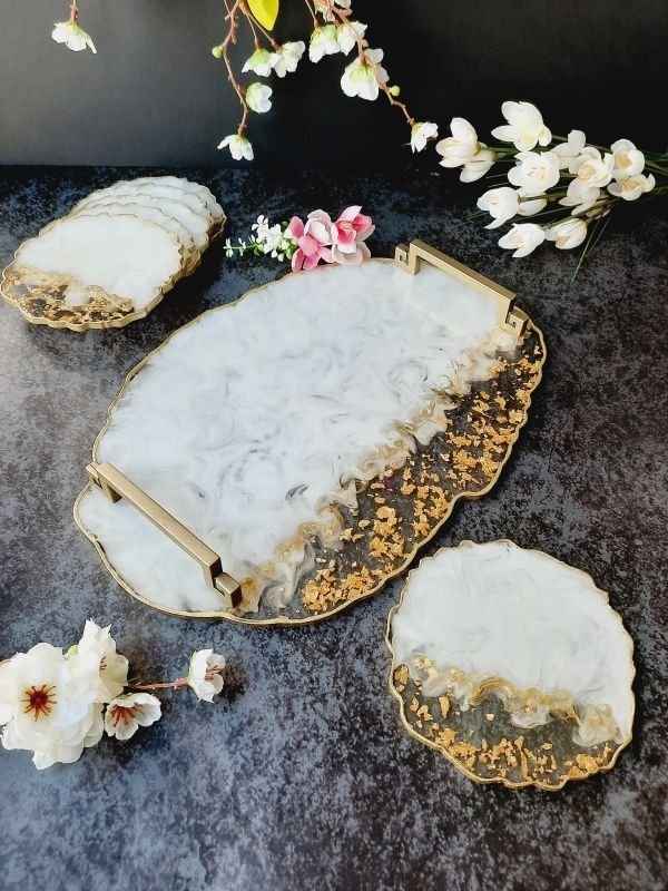 White with a twist - Oval Tray and 6 Resin Coasters