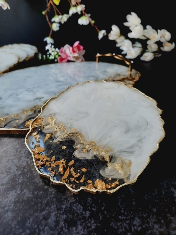 White with a twist - Oval Tray and 6 Resin Coasters