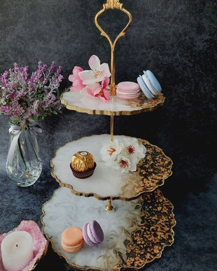 White with a twist - Cake Tier
