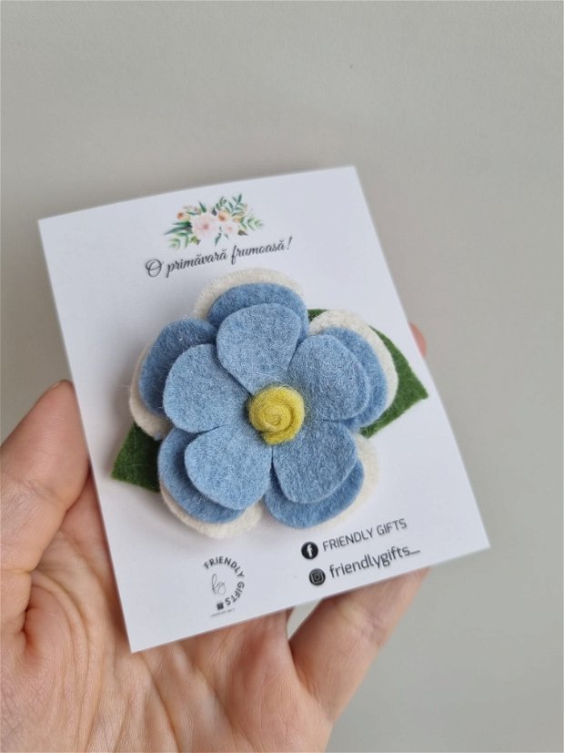 Brosa cu floare albastra