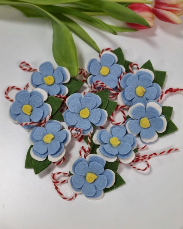 Brosa cu floare albastra