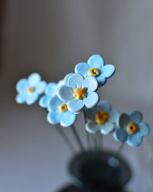 Floare din ceramică albastru deschis