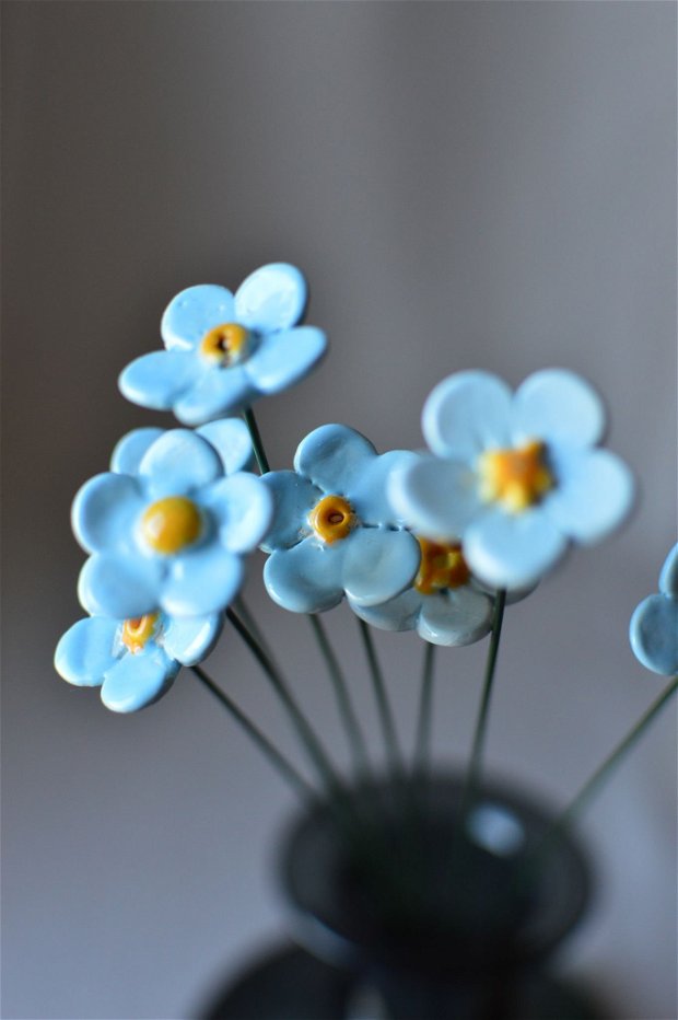 Floare din ceramică albastru deschis