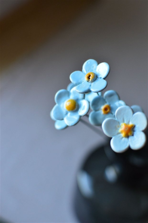 Floare din ceramică albastru deschis