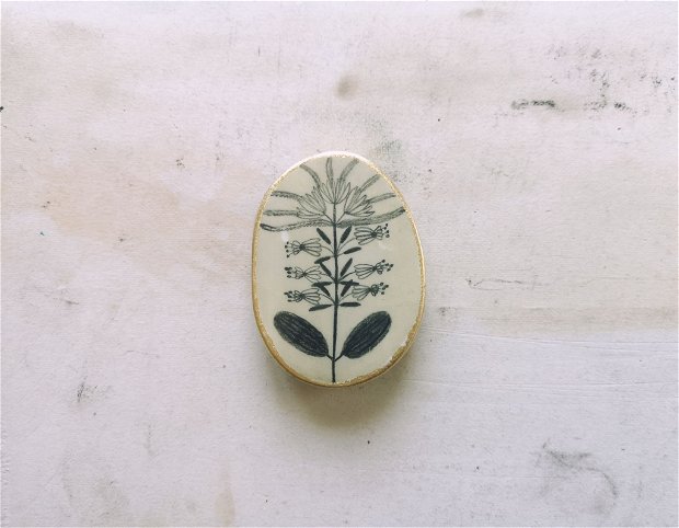 Brosă ceramică desenată cu plante