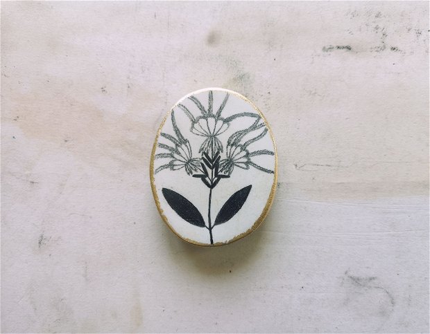 Brosă ceramică desenată cu plante