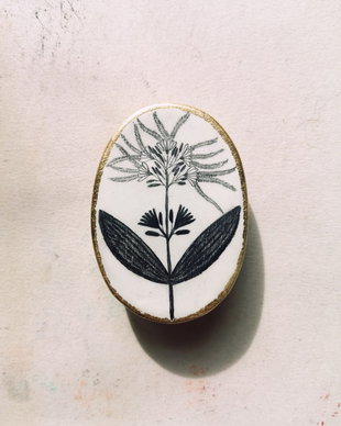 Brosă ceramică desenată cu plante