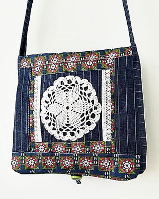 geanta denim cu dungi , floricele si dantela