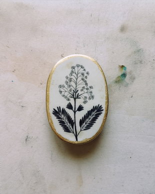 Broșă ceramică cu plante desenate