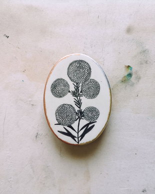 Broșă ceramică cu plante desenate